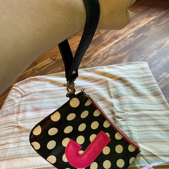 BETSEY JOHNSON Black & White
Polka Dot “J” Bownanza Wallet
Wristlet 9" x 6". - Picture 12 of 16
